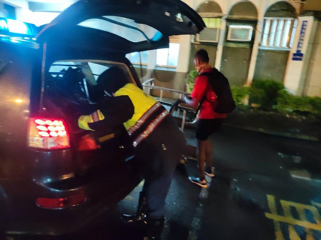 外籍遊客自行車爆胎 蘇澳波麗士熱心協助
