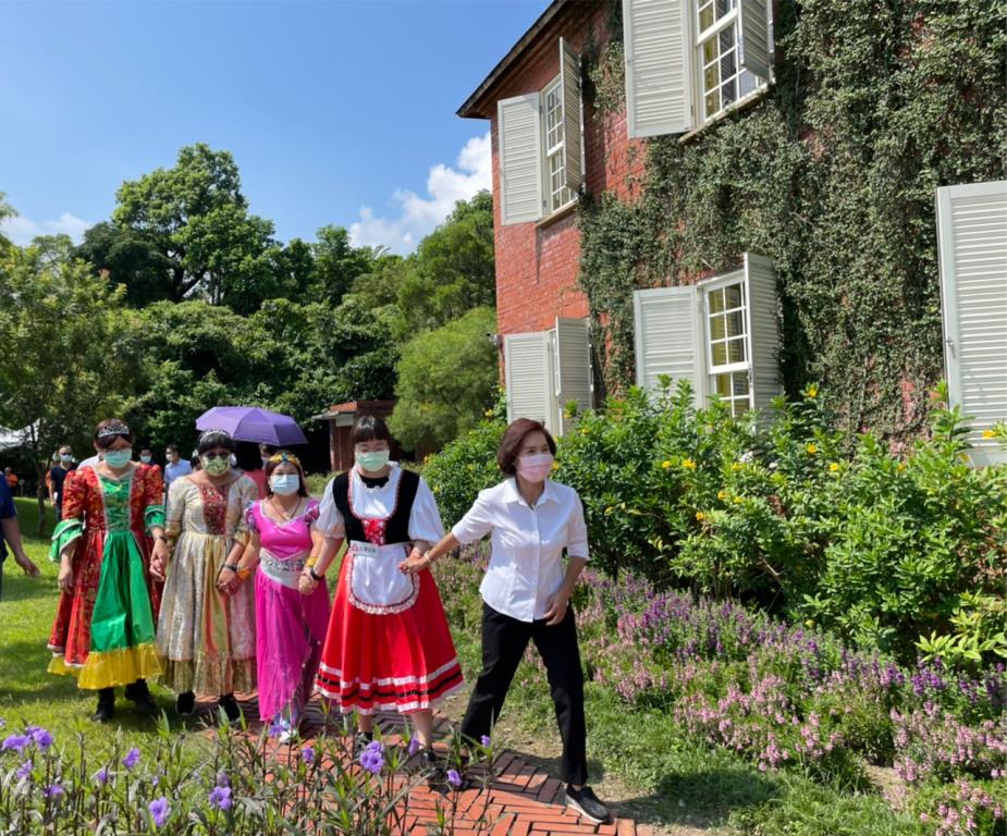 林姿妙縣長化身伊莉莎庭園主人，邀請縣內社福團體學員穿著歐式宮庭服裝到莊園做客，享受英式庭園歡樂時光