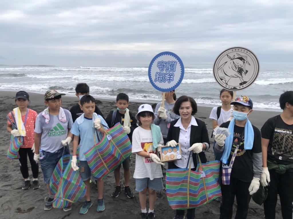 林姿妙縣長帶領將近300位利澤國小師生以及認同海洋保育理念的夥伴商家共襄盛舉，身體力行守護海洋。